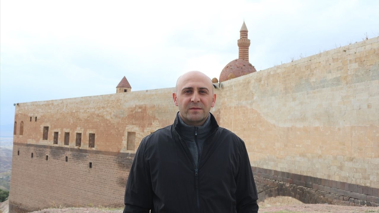 Doğubayazıt'ta İshak Paşa Sarayı Çevresinde Farkındalık Temizliği