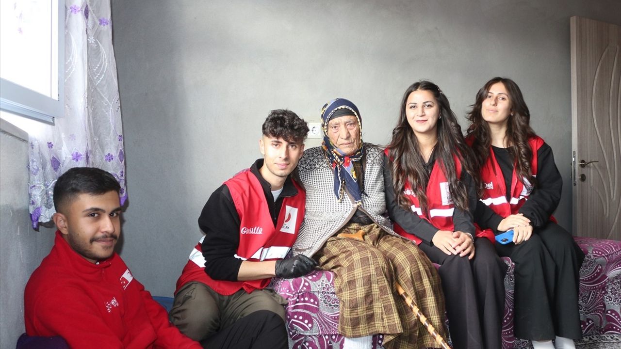 Doğubayazıt'ta üniversiteli Kızılay gönüllüleri 88 yaşındaki Karakaş Kaya'nın evini temizledi