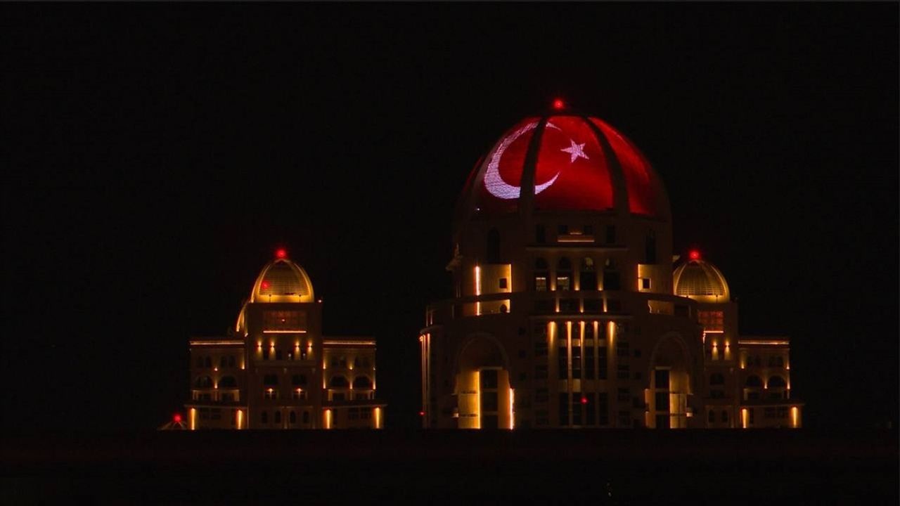 Doha'da Sembolik Yapılar 29 Ekim'de Türk Bayrağı Renkleriyle Işıklandırıldı