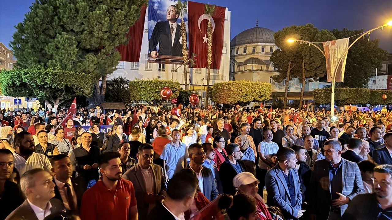 Dörtyol'da Cumhuriyetin 102. yılı yürüyüşü: 400 metrelik bayrak ve Atatürk posteri
