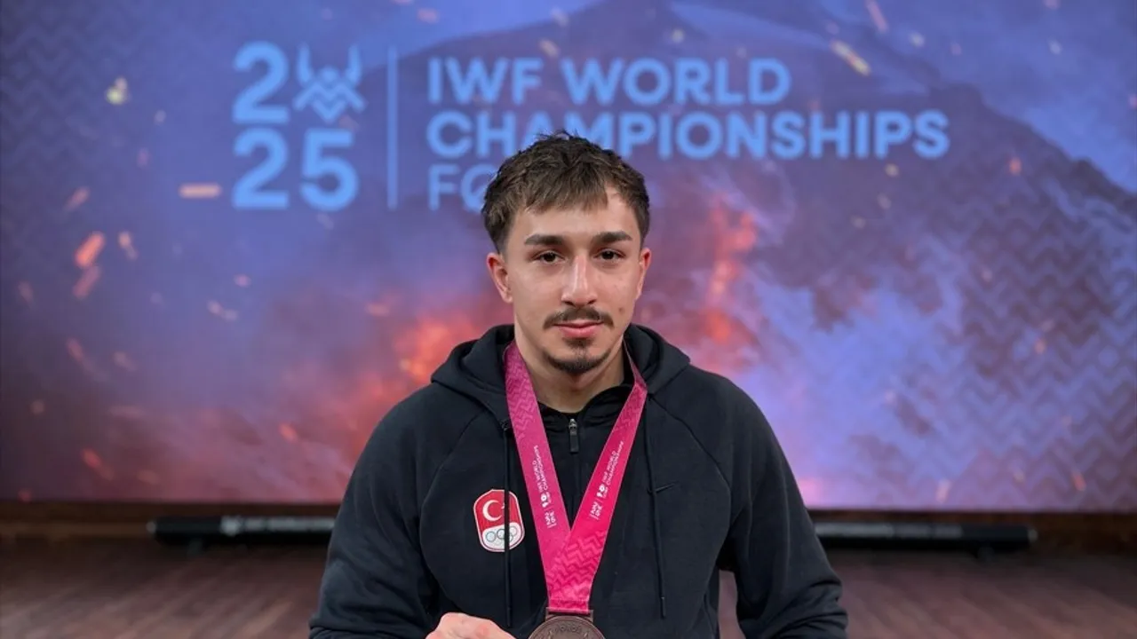 Dünya Halter Şampiyonası: Yusuf Fehmi Genç silkmede bronz aldı, Türkiye madalya sayısı 5'e yükseldi