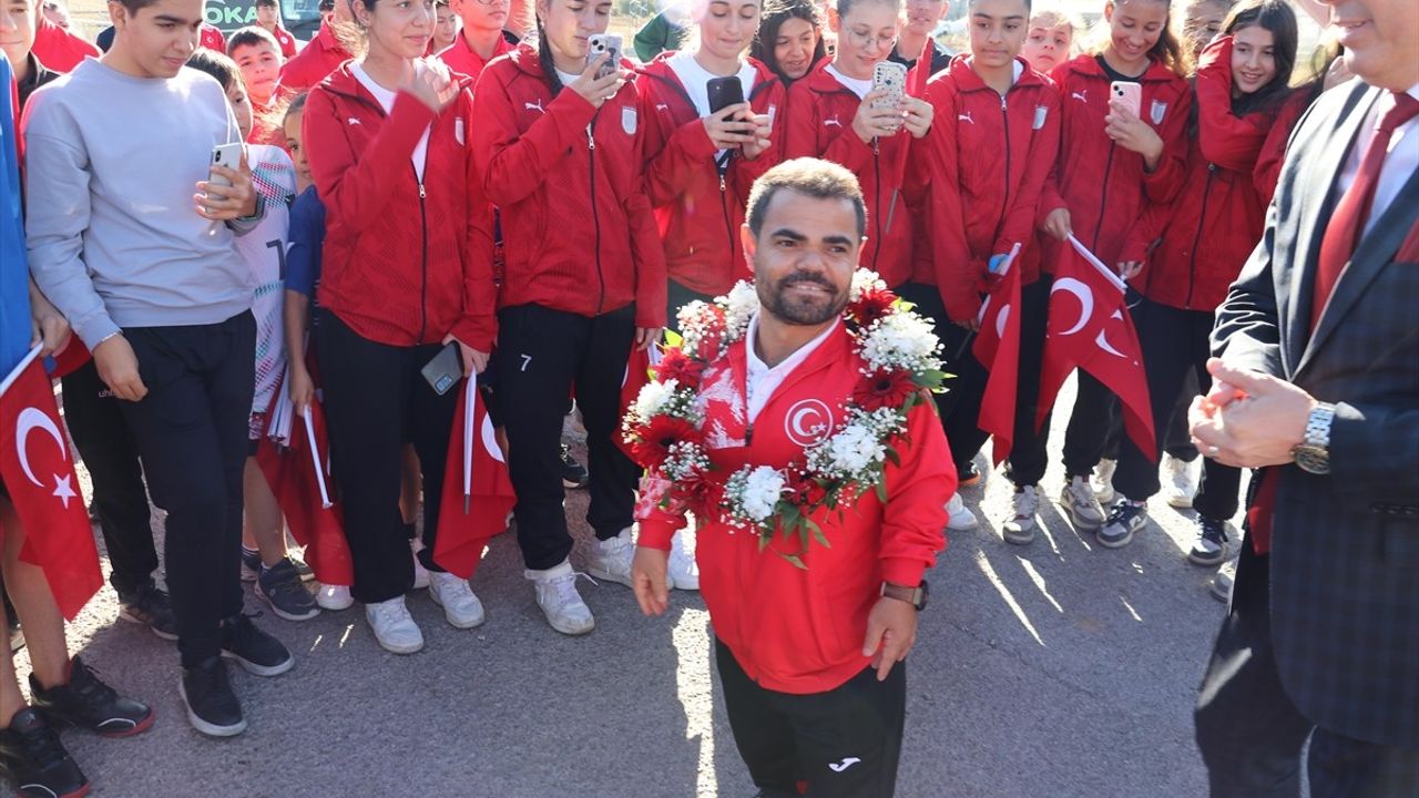 Dünya şampiyonu para halterci Abdullah Kayapınar Sivas'ta davul zurnayla karşılandı