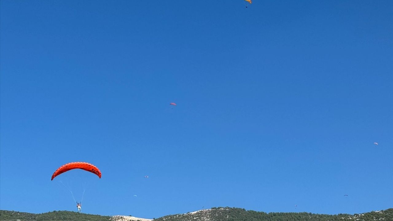 Dünya Yamaç Paraşütü Hedef Şampiyonası Antalya'nın Alanya ilçesinde sürüyor