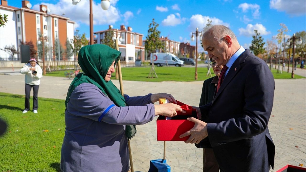 Düzce Belediye Başkanı Faruk Özlü, bayrak hassasiyeti gösteren temizlik işçisini ziyaret etti