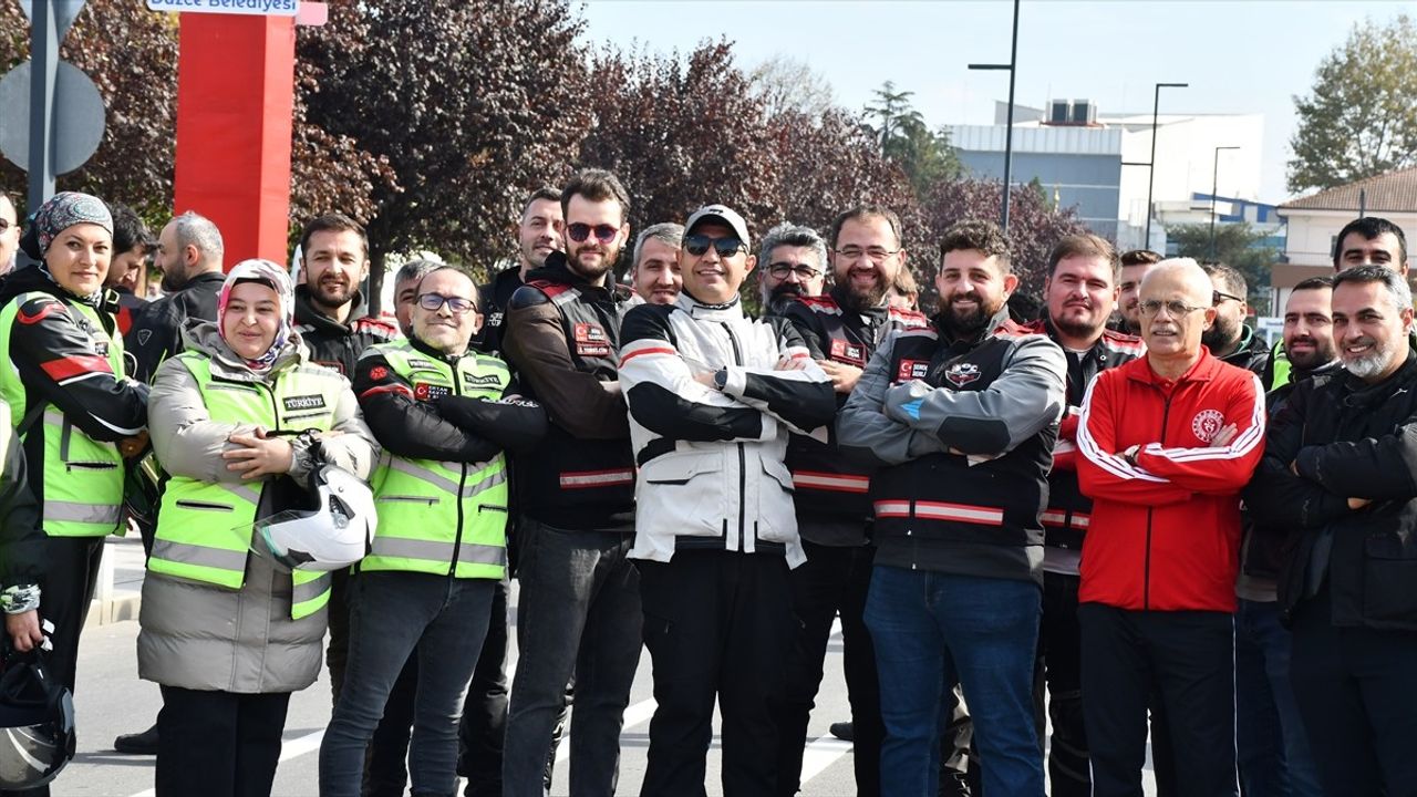 Düzce'de 102 motosiklet tutkunu Cumhuriyet'in 102. yılını 'Cumhuriyet Turu' ile kutladı