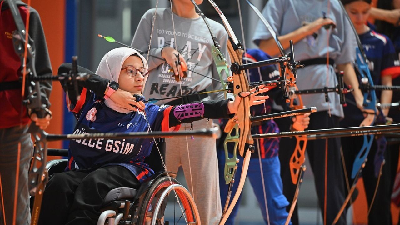 Düzce'de 11 yaşındaki Asuman, okçulukla sosyalleşip yarış hazırlığı yapıyor