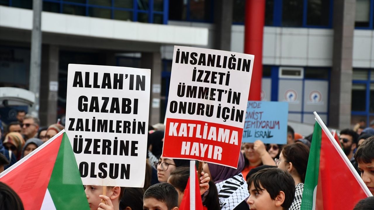 Düzce'de Küresel Sumud Filosu'na Destek Yürüyüşü Cedidiye Meydanı'nda Yapıldı