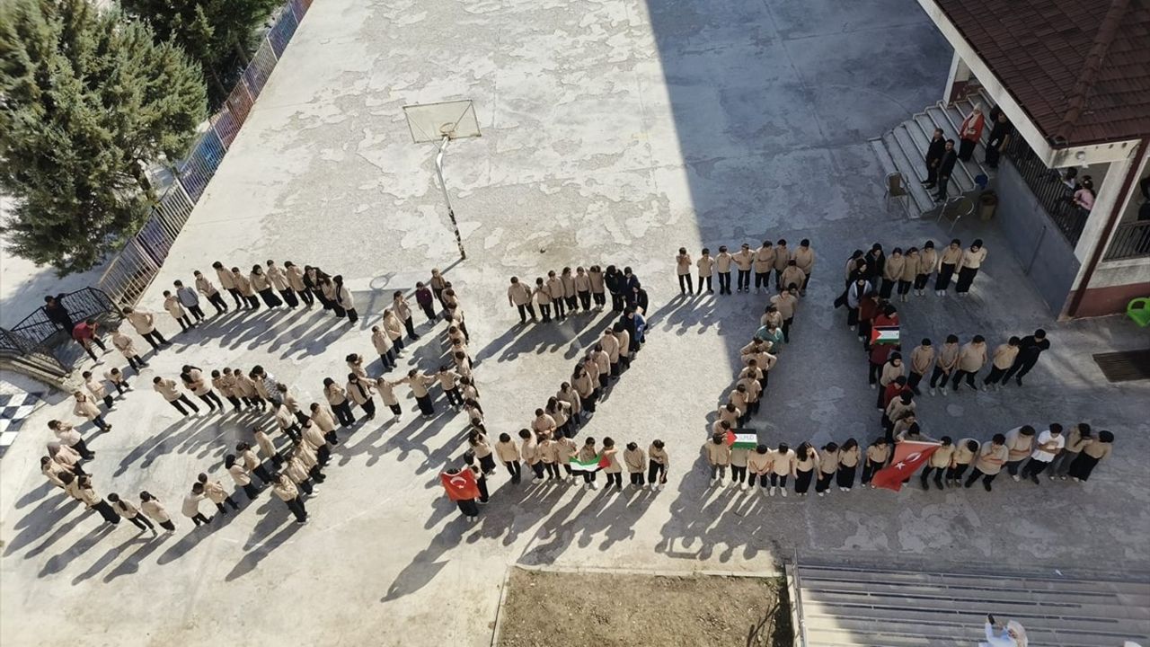 Düzce'de öğrenciler 'Gazze' koreografisiyle Küresel Sumud Filosu'na destek verdi