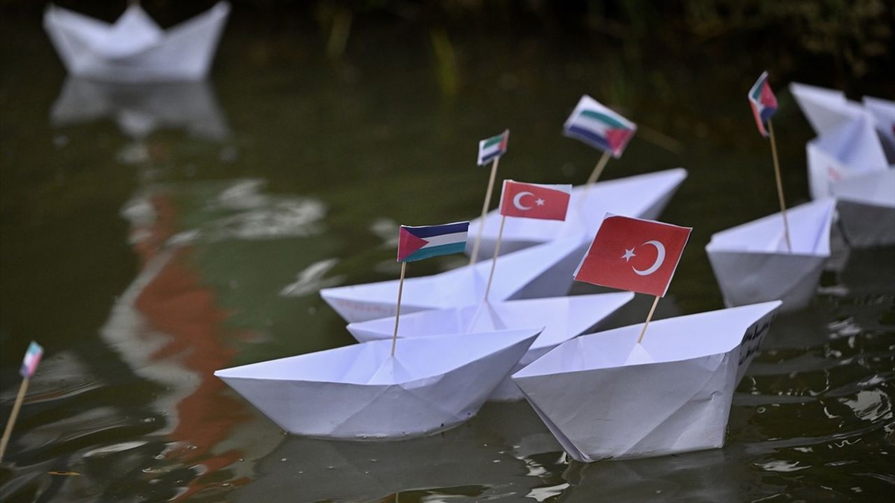 Düzce'de öğrenciler kağıttan 81 gemiyle Küresel Sumud Filosu'na destek verdi