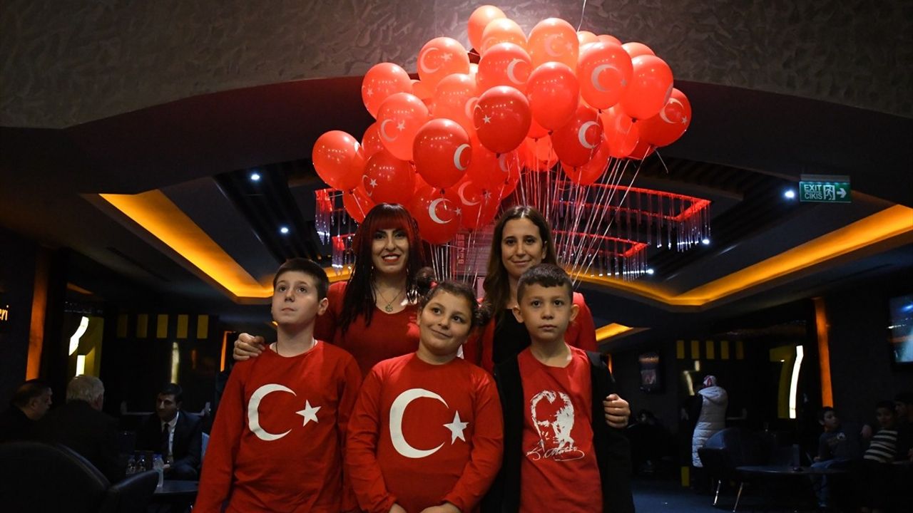Düzce'de özel gereksinimli öğrenciler Cumhuriyet'in 102. yılında 102 balon uçurdu, 'Mustafa Kemal' filmini izledi