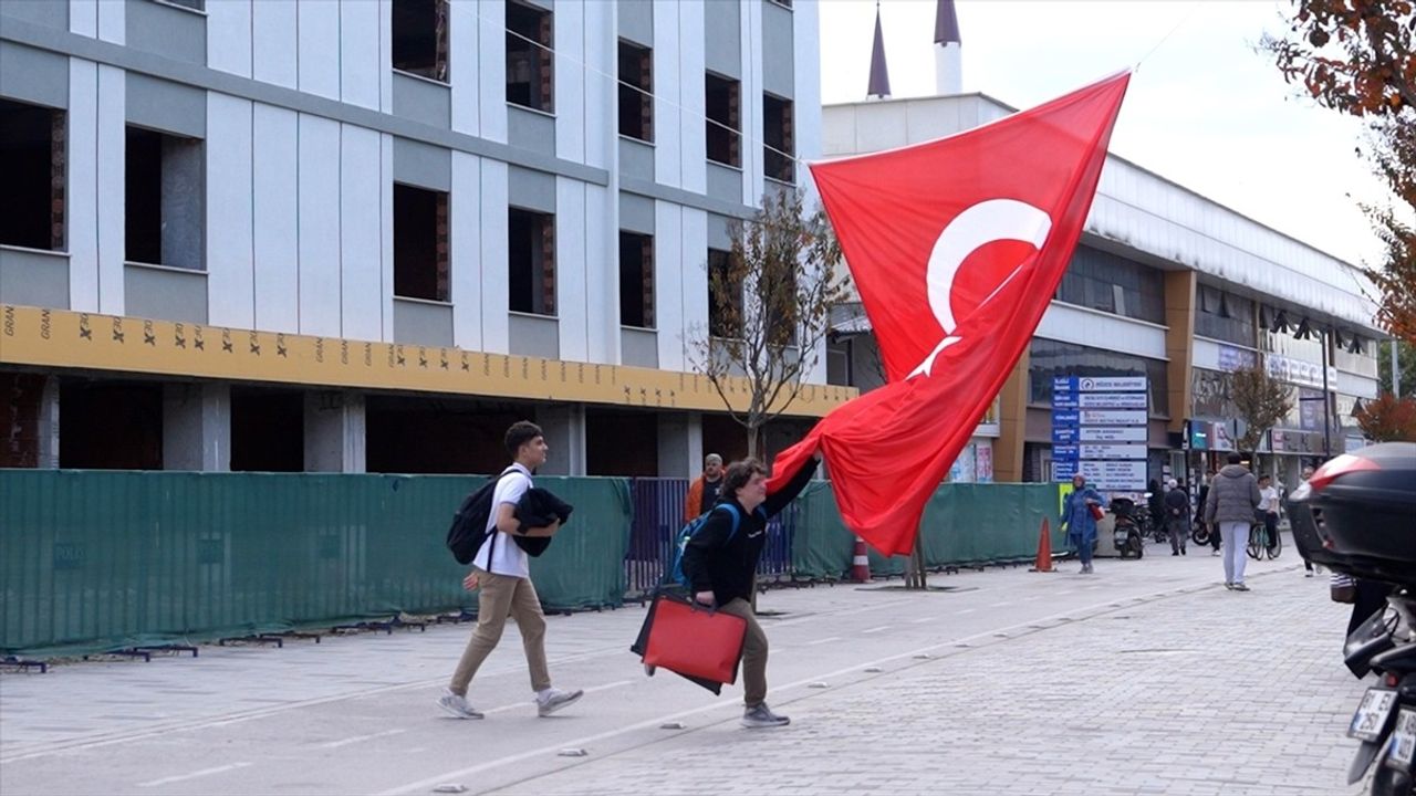Düzce'de sosyal deney: 29 Ekim'de vatandaşların bayrak hassasiyeti öne çıktı