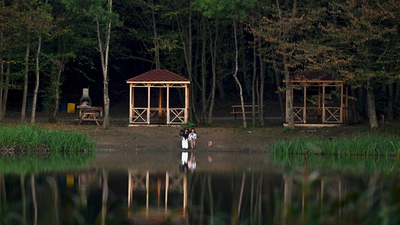 Düzce Korugöl Tabiat Parkı sonbahar renkleriyle ziyaretçileri ağırlıyor