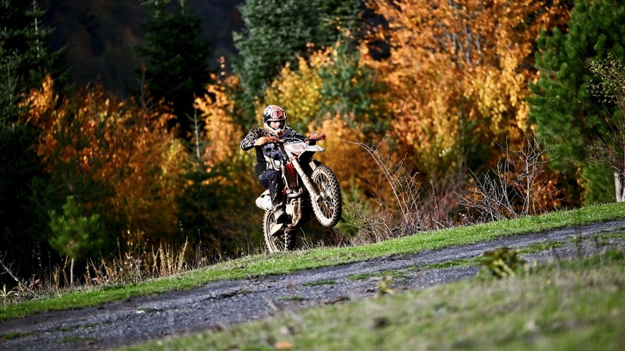 Düzce Odayeri Yaylası ve Torkul Göleti sonbaharın renkleriyle ziyaretçilerini ağırlıyor