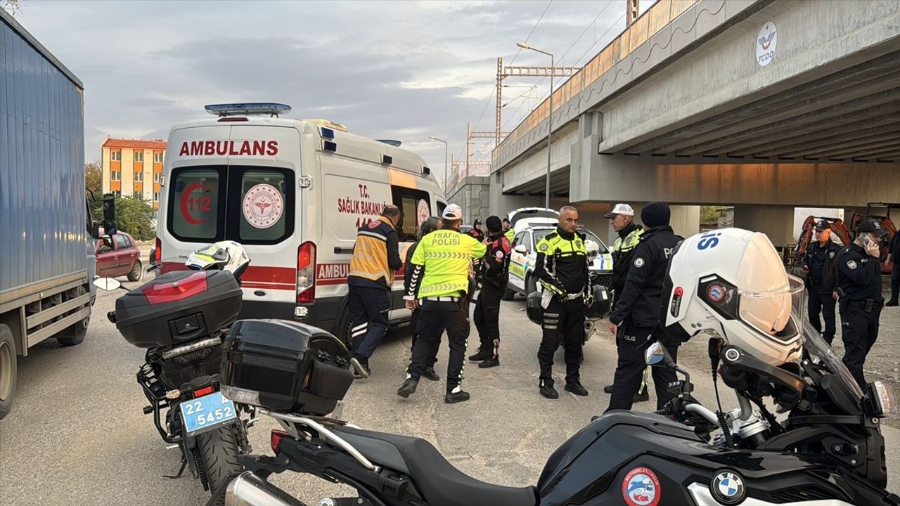 Edirne'de otomobil ile elektrikli bisiklet çarpıştı: Sürücü hastanede yaşamını yitirdi