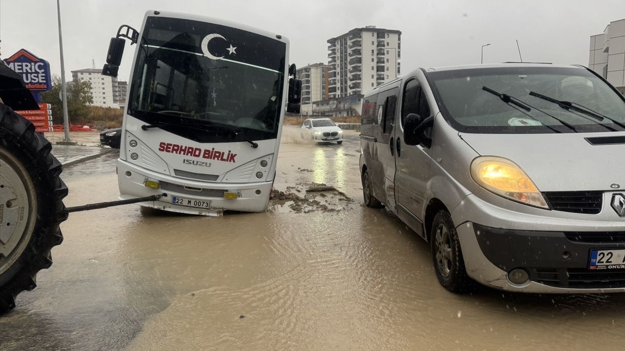 Edirne'de sağanak yol çökmesine yol açtı; minibüs çukura girerek hasar gördü