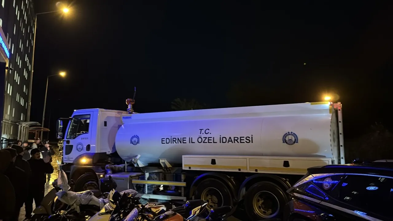 Edirne'de Sultan Çelebi Mehmet Öğrenci Yurdu'nda öğrenciler su kesintilerini protesto etti