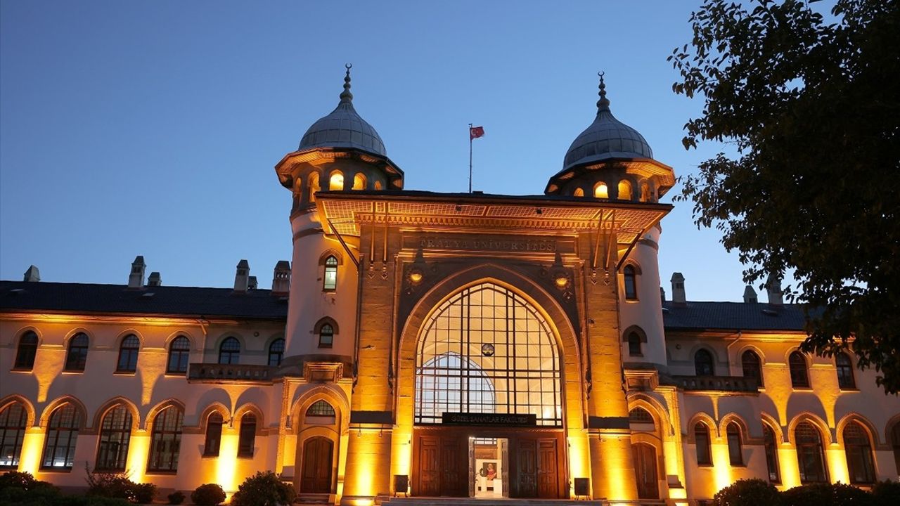 Edirne Karaağaç Tren Garı, Tarihi Dokuya Uygun Dış Cephe Aydınlatmasıyla Gece Estetiği Kazandı