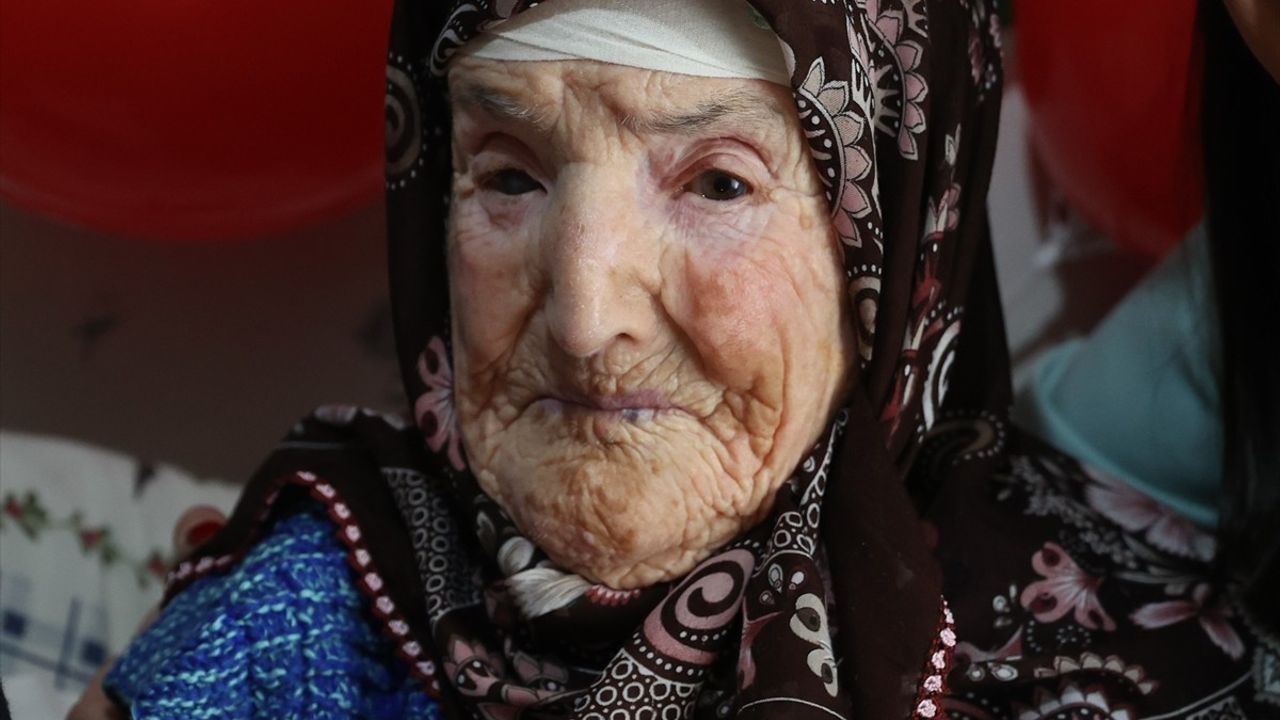 Edirne Süloğlu'nda 100. yaşına giren Seher Topaç'a "Aile Yılı" kapsamında sürpriz kutlama