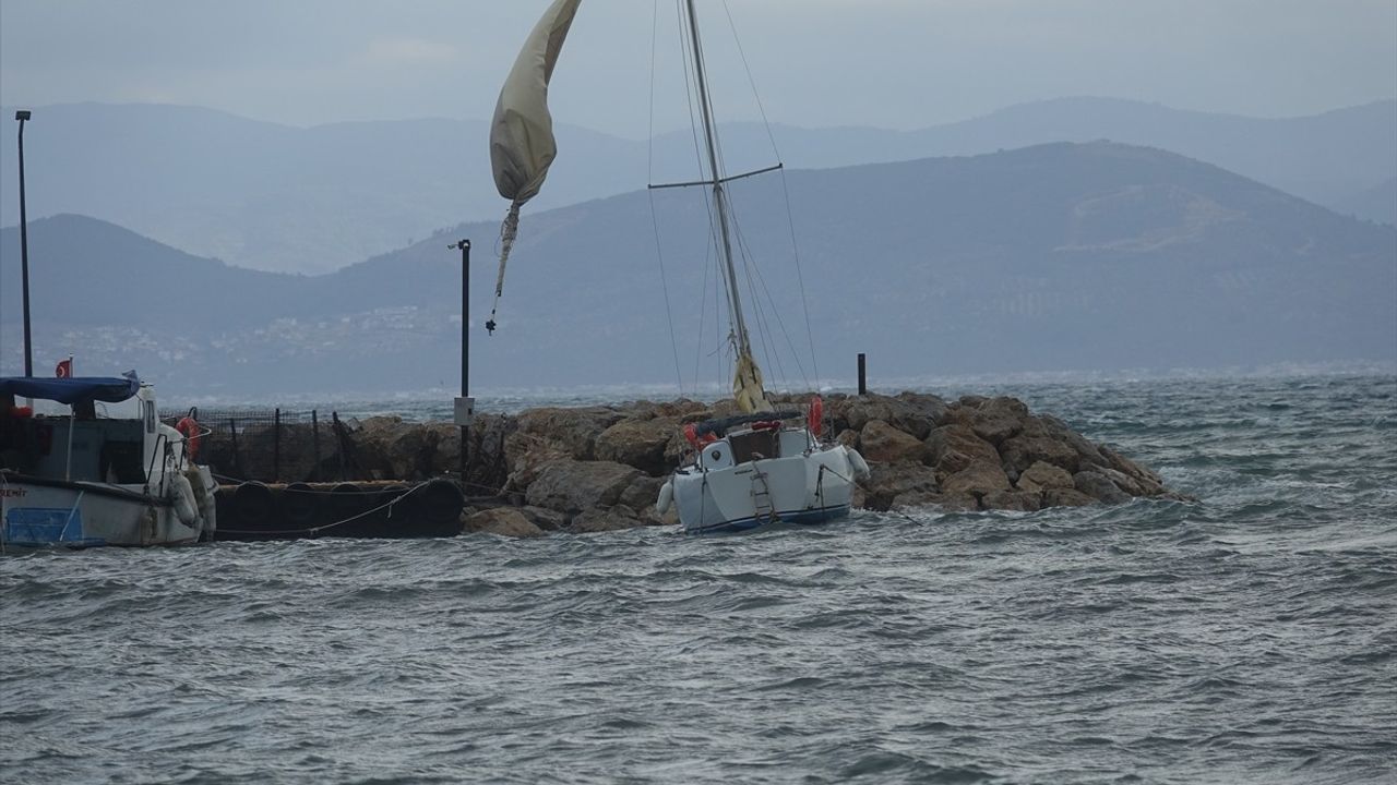 Edremit Körfezi'nde lodos etkisi: 2 balıkçı teknesi battı, kıyıda hasar oluştu