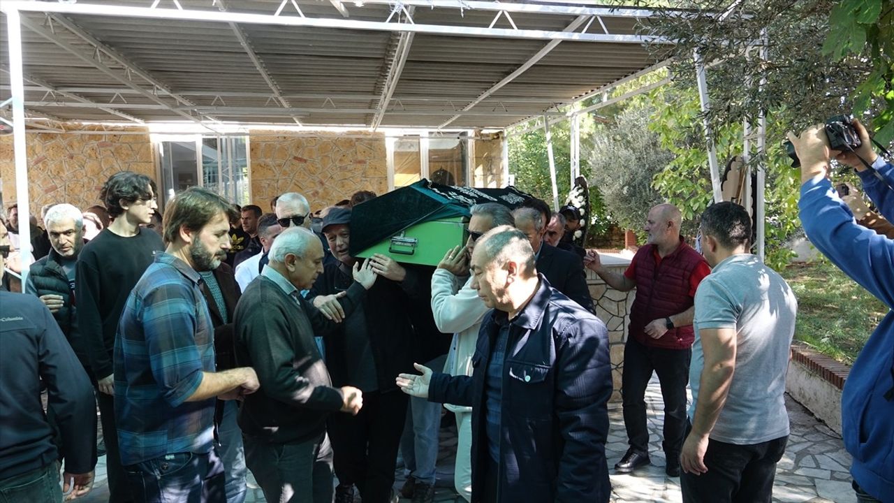 Edremit'te cezaevi firarisi Mustafa Emlik'in halı saha kenarında havaya ateş açması güvenlik kamerasında