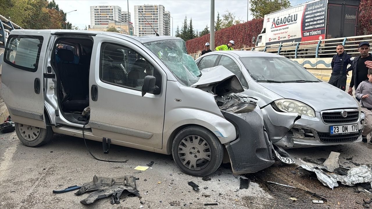 Elazığ'da 3 aracın karıştığı zincirleme kaza: 5 kişi yaralandı, 1'i ağır