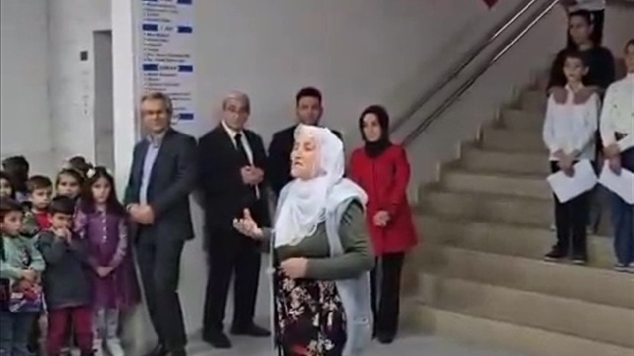 Elazığ'da 70 yaşındaki kadının 'Cumhuriyet ve Atatürk' şiiri okuması sosyal medyada beğeni topladı