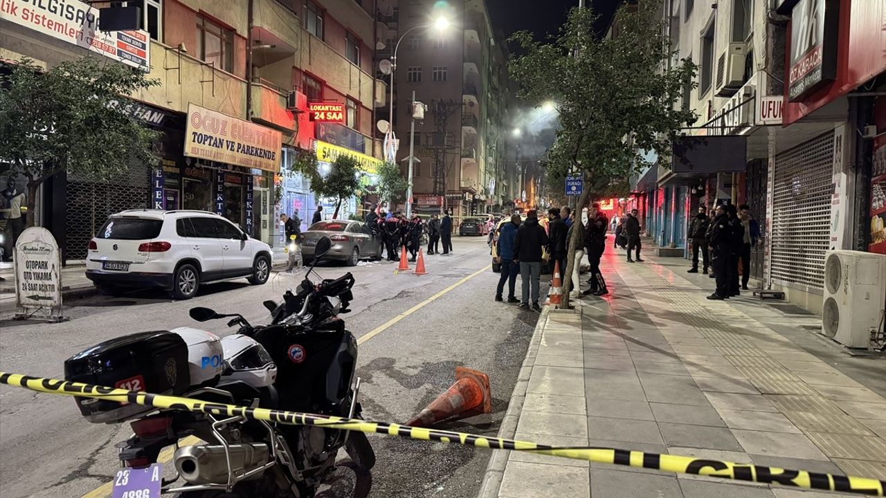 Elazığ'da İcadiye Mahallesi'nde silahlı kavga: 3 kişi yaralandı