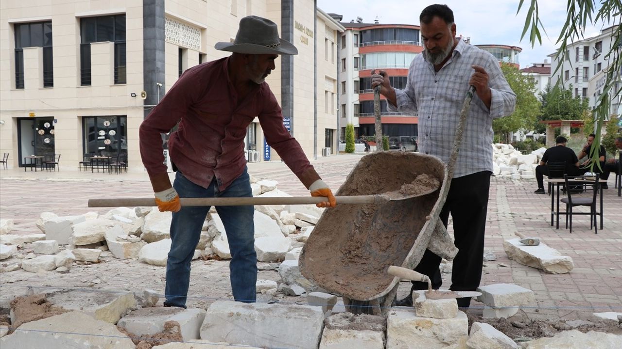 Elazığlı Baba, Şehit Oğlu Anısına Yaptırdığı Çeşmenin İnşaatında Kendi de Çalışıyor