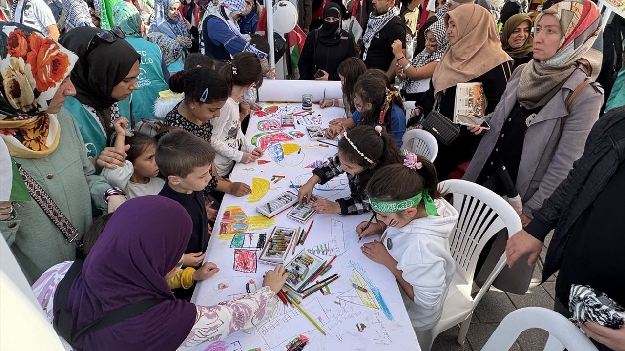 Eminönü'nde çocukların Gazze temalı resimleri sergilendi
