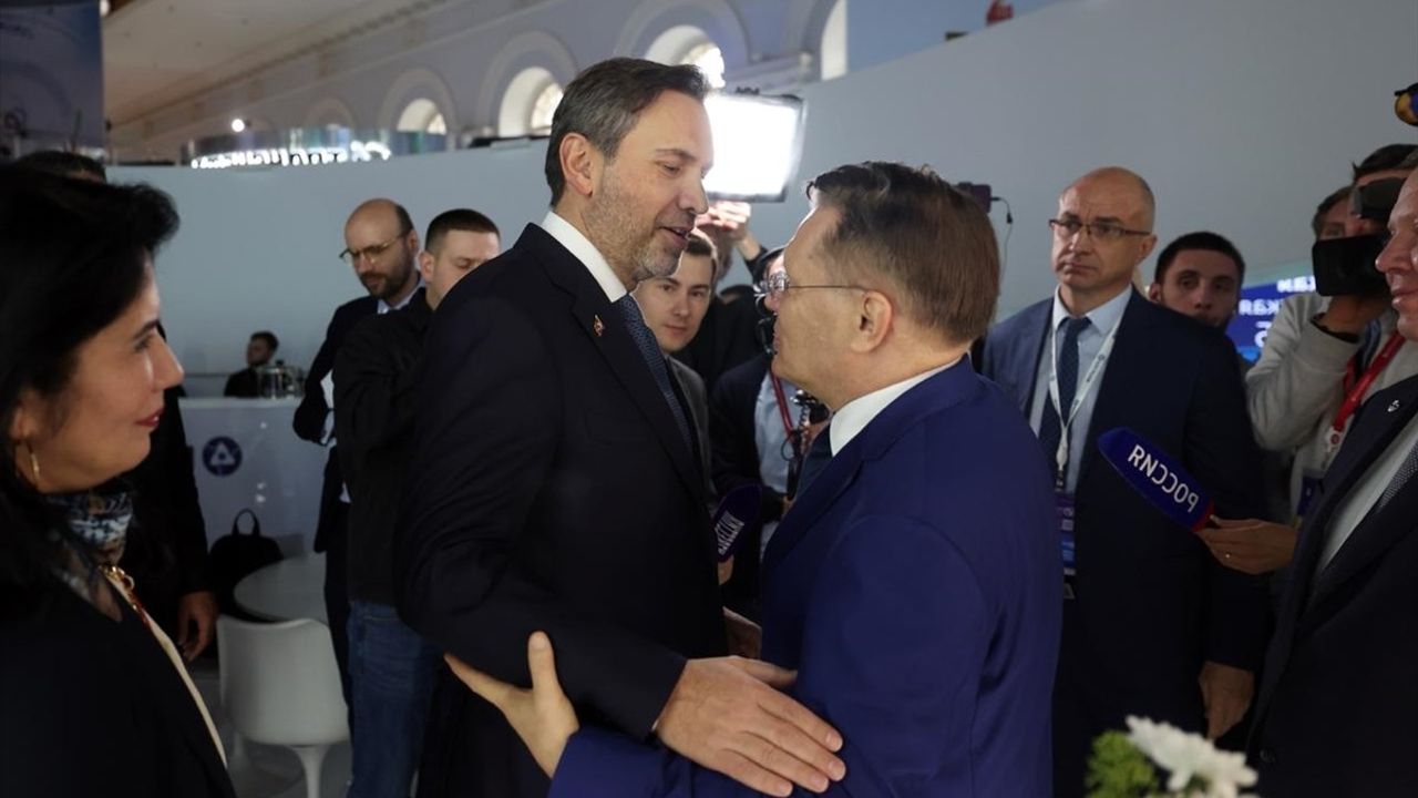 Enerji Bakanı Alparslan Bayraktar'a Moskova'da "Nükleer Alandaki Uluslararası İşbirliği Nişanı" tevcih edildi