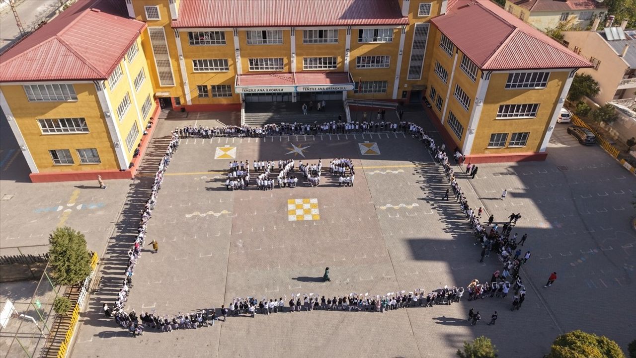 Erciş’te öğrenciler 'Gazze' koreografisiyle farkındalık etkinliği düzenledi