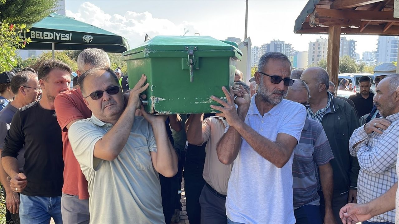 Erdemli'de minibüs kazasında hayatını kaybeden 3 kişi defnedildi