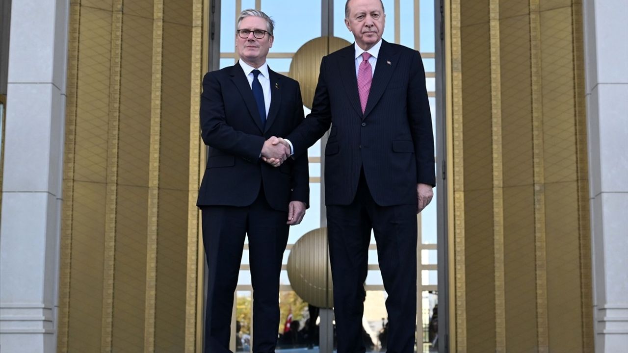 Erdoğan, İngiltere Başbakanı Keir Starmer'i Cumhurbaşkanlığı Külliyesi'nde resmi törenle karşıladı