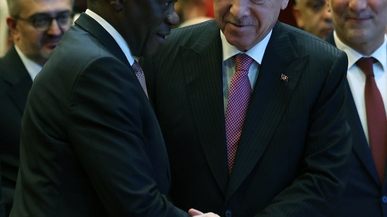 Erdoğan: Türkiye, üç kıtanın merkezindeki konumuyla yatırımcılara kapılarını açıyor