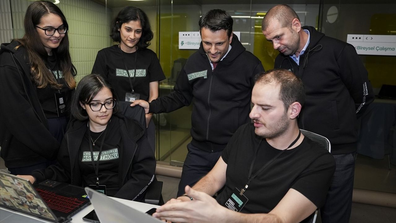 Erkam Tüzgen, AA Medya Teknolojileri Hackathonu V2.0'ı ziyaret etti