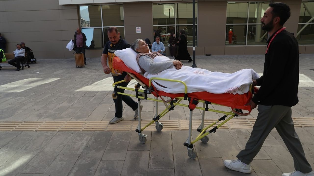 Erzincan'da taburcu hastalar 3 yıldır ambulansla ücretsiz evlerine taşınıyor