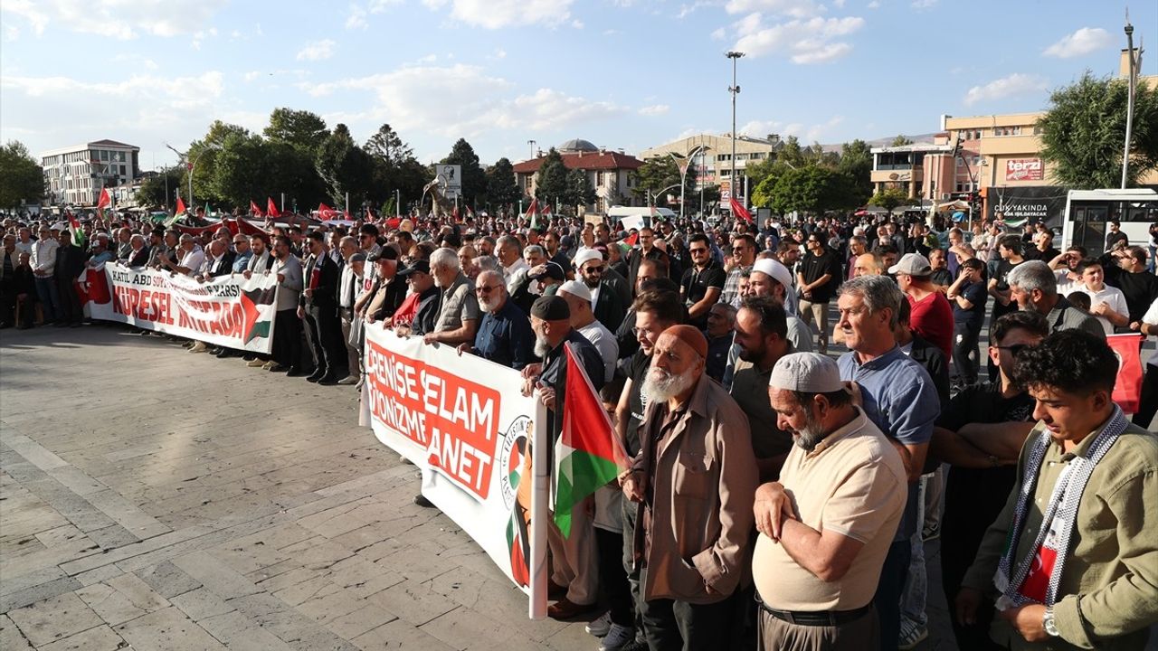 Erzincan ve Iğdır'da 'Ayağa Kalk Gazze Özgür Olacak' yürüyüşleri düzenlendi