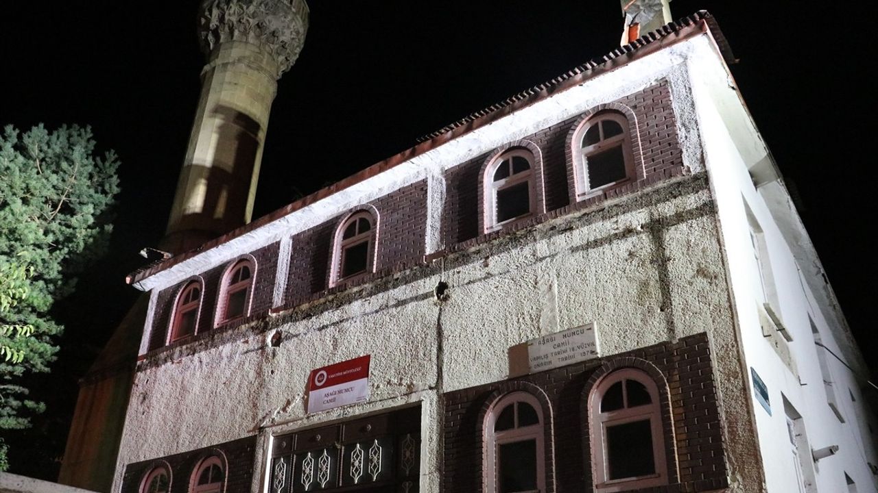 Erzurum'da 18. yüzyıldan kalma Aşağı Mumcu Cami'nin çatısındaki yangın söndürüldü