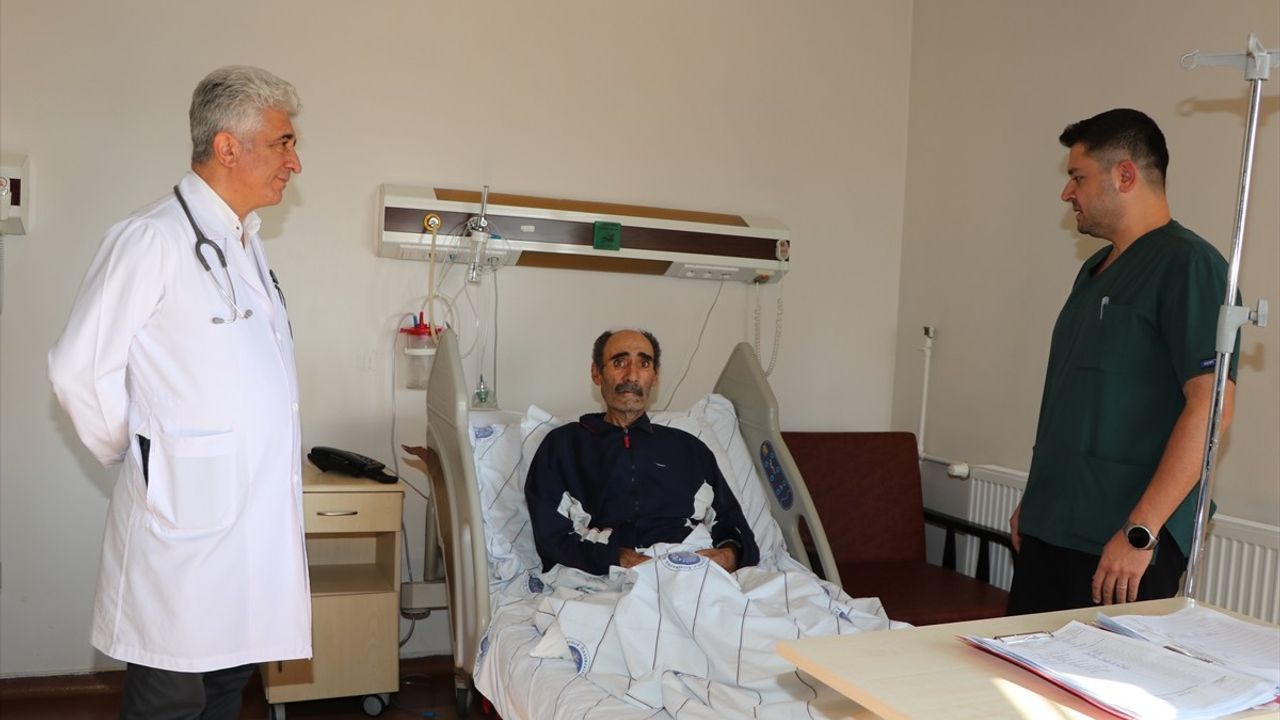 Erzurum'da akciğerinden karpuz büyüklüğünde 3 kilo 426 gramlık kitle çıkarıldı