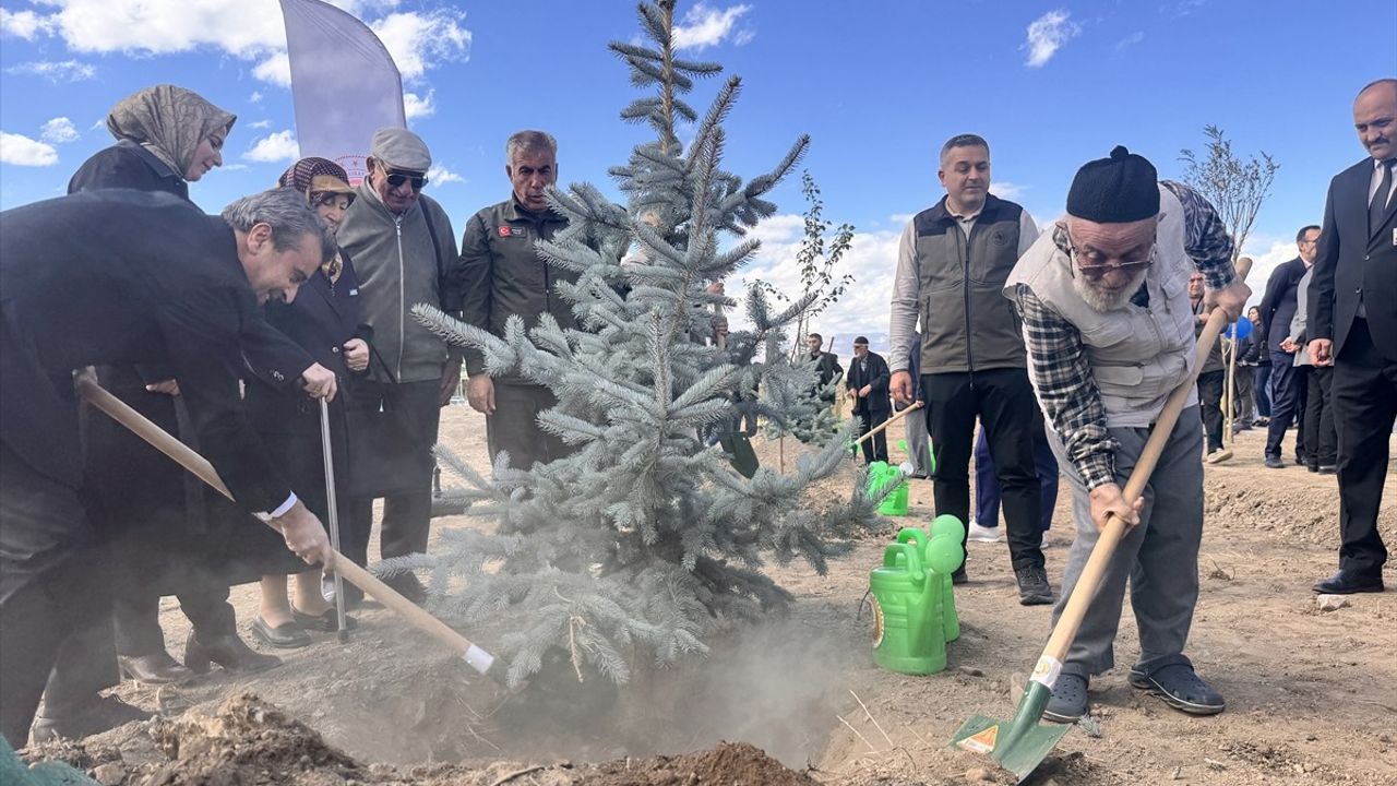 Erzurum'da sağlık çalışanları ve yaşlılar 1 Ekim Dünya Yaşlılar Günü'nde fidan dikti