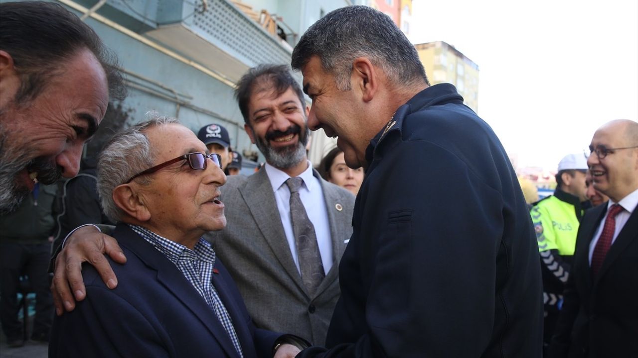 Erzurum İl Emniyet Müdürü Onur Karaburun kıraathanede vatandaşlarla buluştu