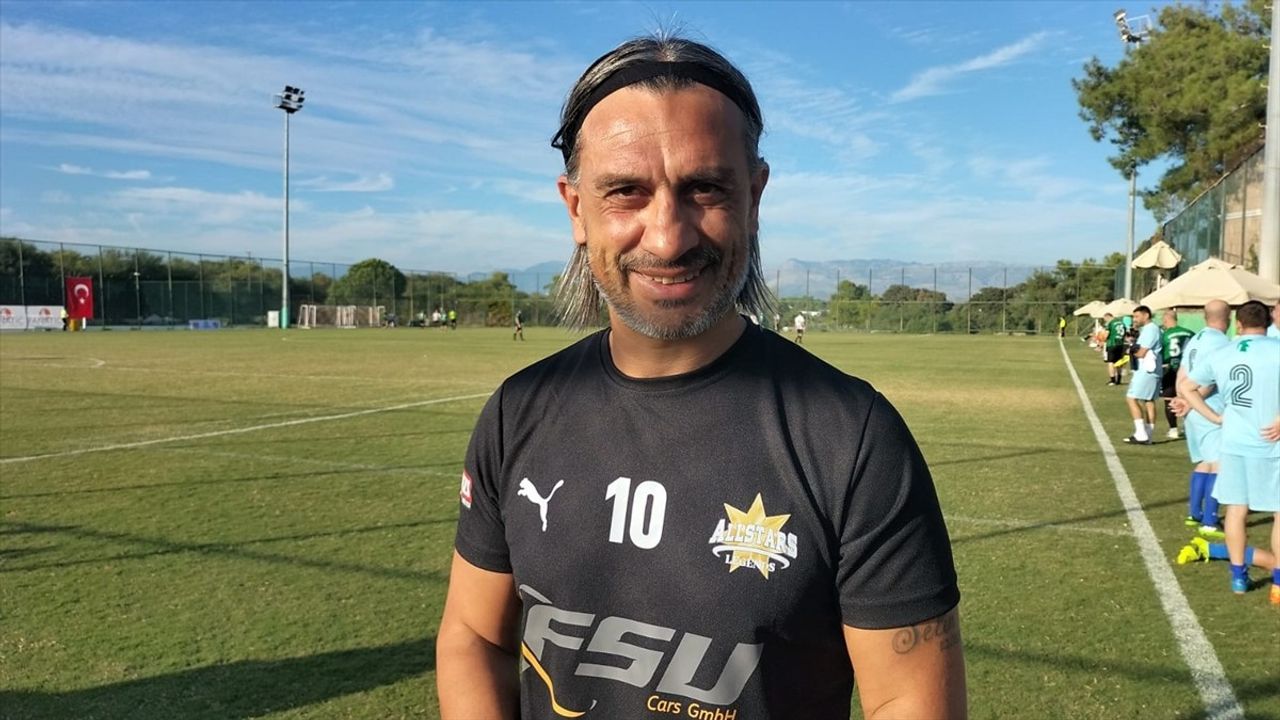 Eski Futbolcular Manavgat'ta Bir Araya Geldi: 15. International Masters Cup'ta Dostluk ve Rekabet