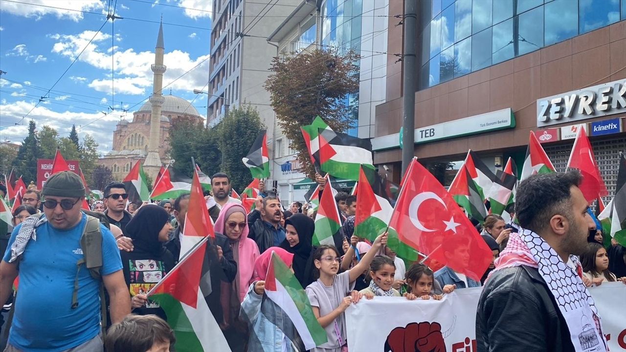 Eskişehir'de 'Nehirden Denize Özgür Filistin' yürüyüşü düzenlendi