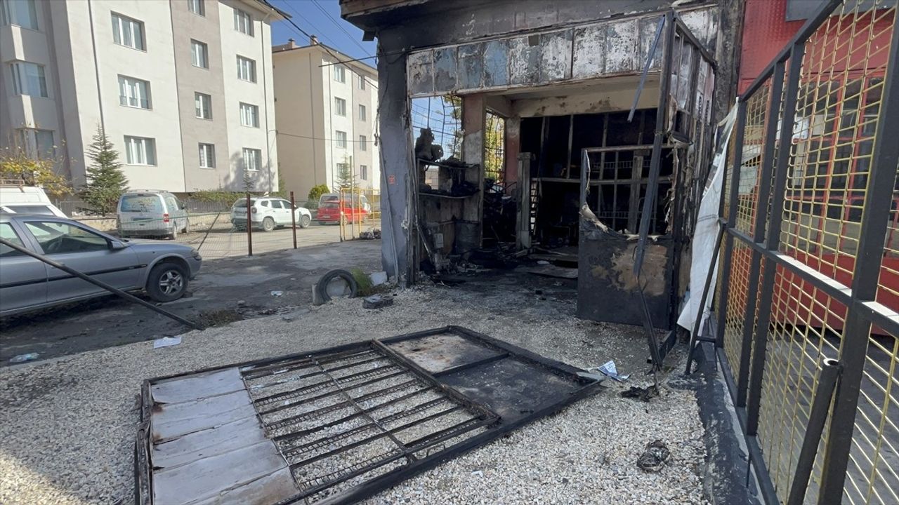Eskişehir'de oto tamirhanesinde patlama: 2 kişi yaralandı, anlar güvenlik kamerasında