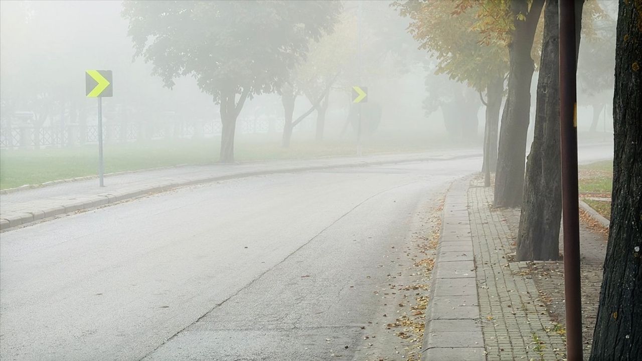 Eskişehir'de Yoğun Sis Görüş Mesafesini Düşürdü
