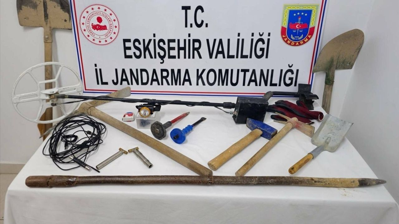 Eskişehir Sivrihisar'da izinsiz kazı operasyonu: 3 şüpheli suçüstü yakalandı ve tutuklandı
