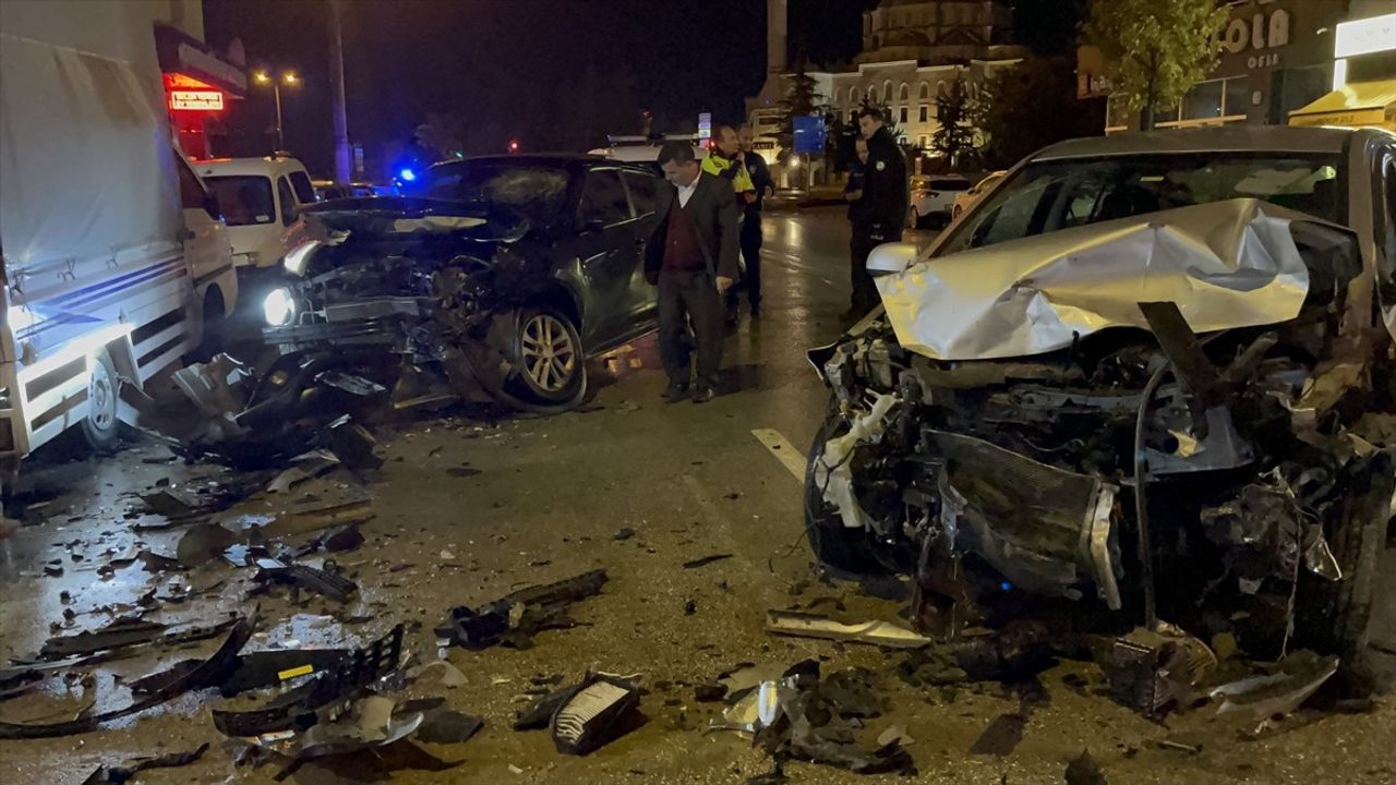 Eskişehir Tepebaşı'nda park halindeki araçlara çarpan sürücü kaçtı, 300 metre sonra başka araçla çarpıştı