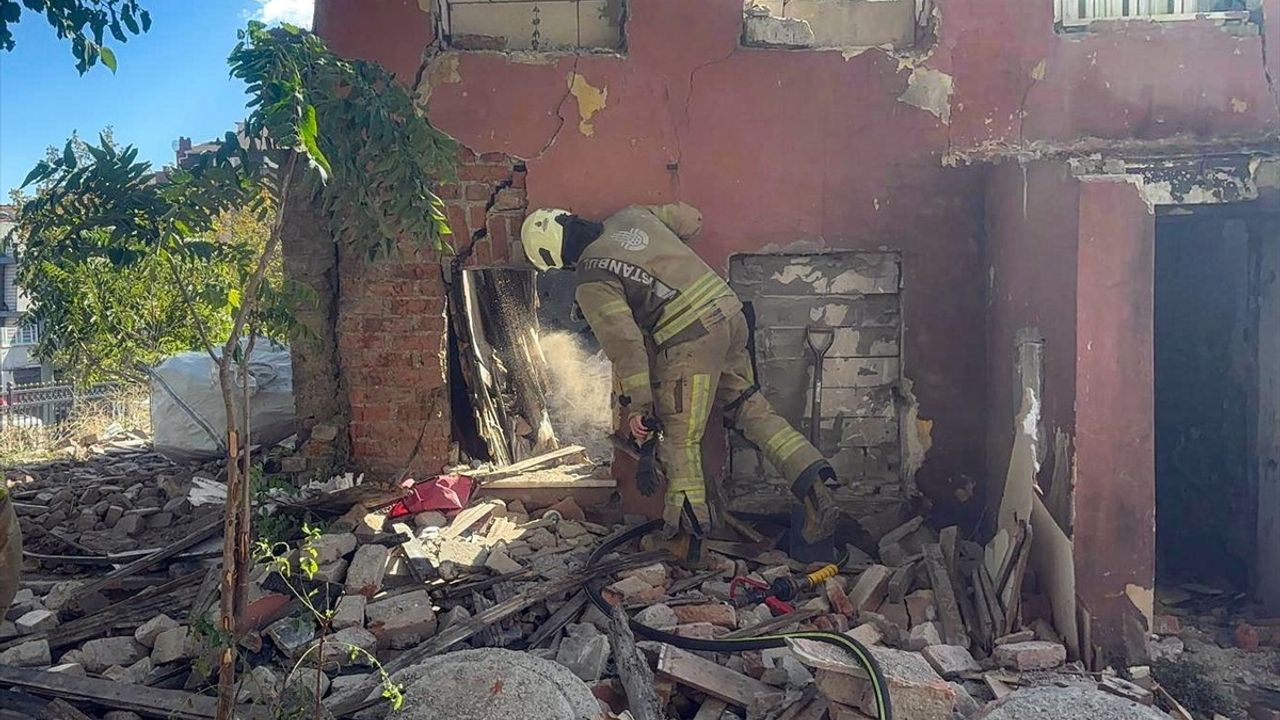 Fatih'te 2 Katlı Metruk Yapıda Kısmi Çökme — Kaleboyu Caddesi'nde Arama Çalışmaları Sürüyor