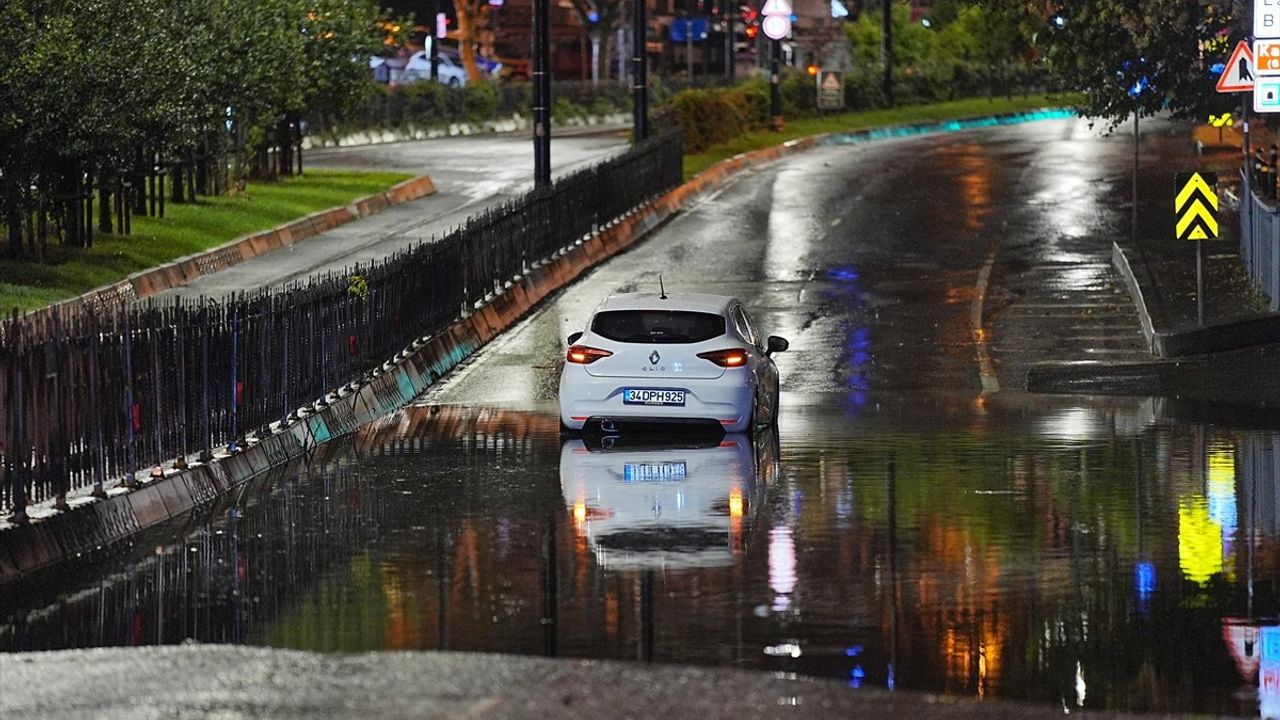 Fatih'te kuvvetli sağanak Adnan Menderes Bulvarı'nda yol çökmesine neden oldu