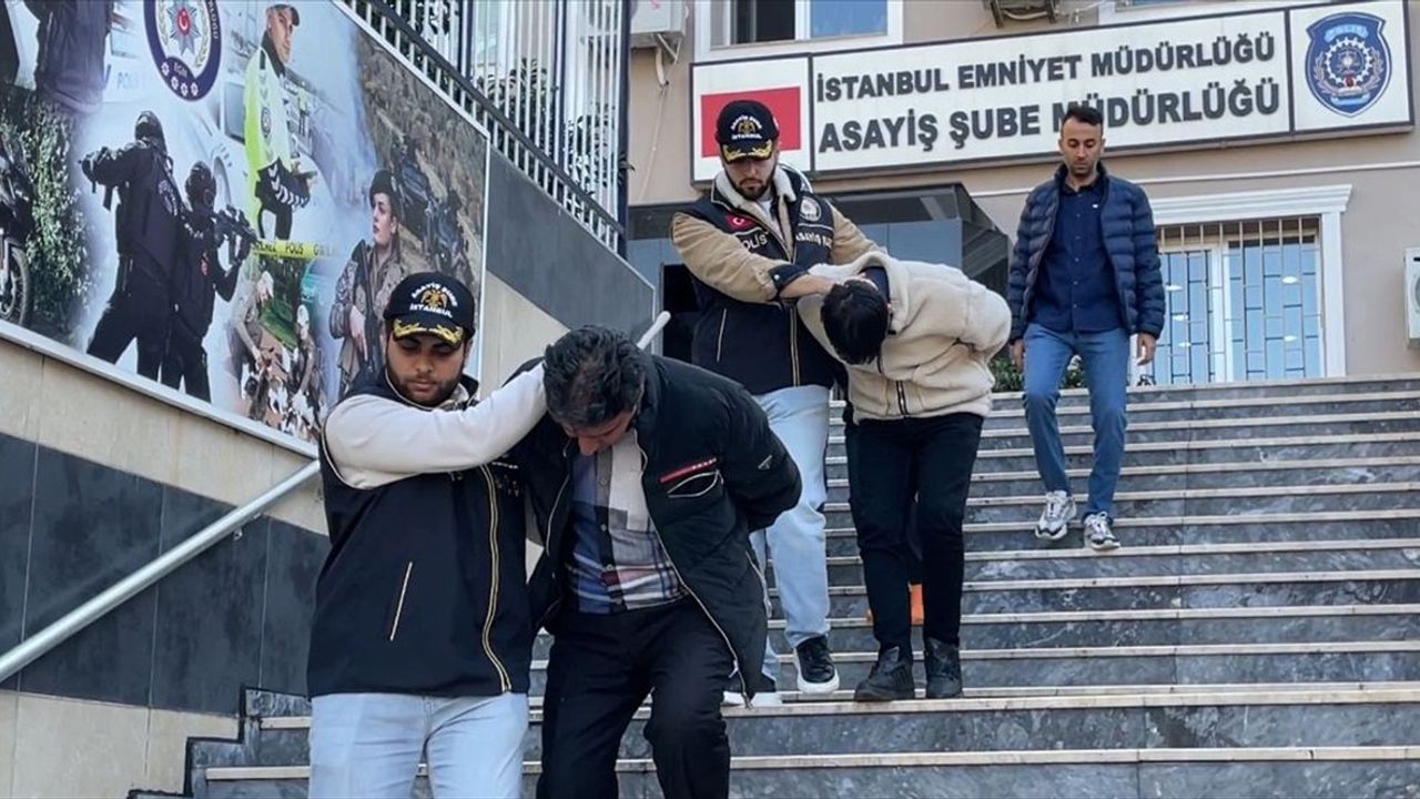Fatih'te turistlerden 'tırnakçılık' yöntemiyle para çaldığı iddia edilen 3 İran uyruklu yakalandı